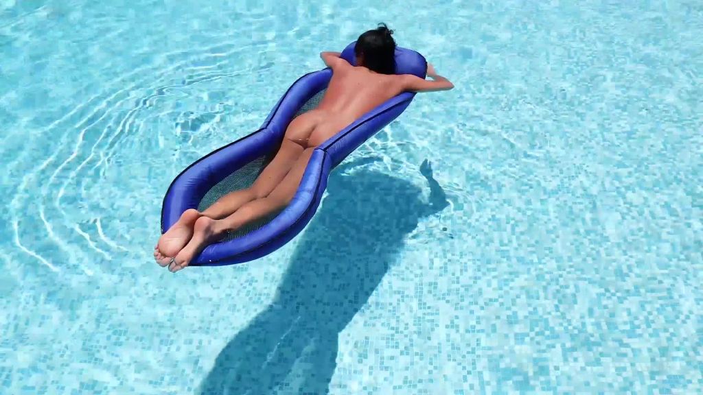 sexy foto nr. 1 von PUBLIK! GEILER ARSCHFICK MITTEN IM POOL