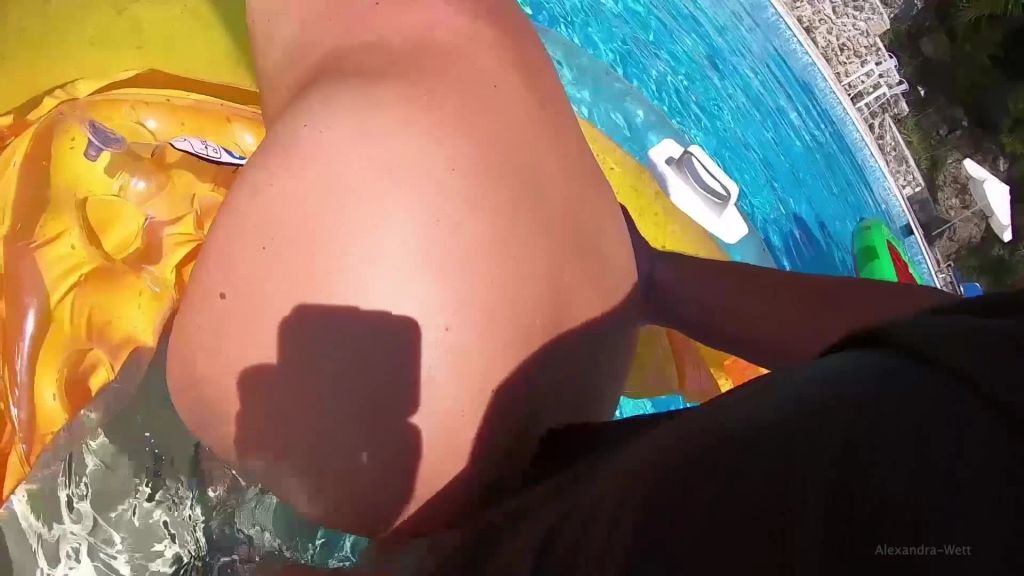 sexy foto nr. 8 von PUBLIK! GEILER ARSCHFICK MITTEN IM POOL