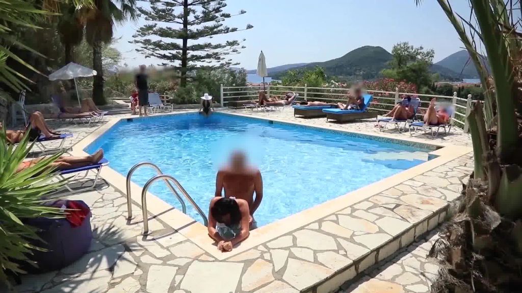 sexy foto nr. 3 von PUBLIK! DREIST! MITTEN IM HOTELPOOL GEFICKT