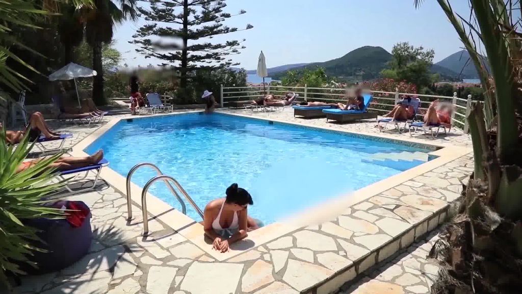 sexy foto nr. 4 von PUBLIK! DREIST! MITTEN IM HOTELPOOL GEFICKT