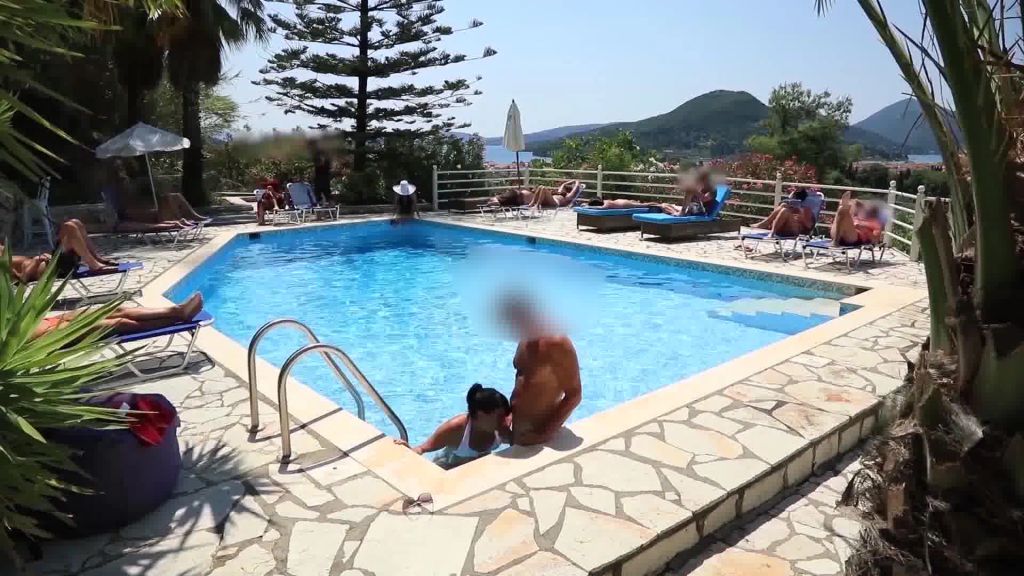 sexy foto nr. 5 von PUBLIK! DREIST! MITTEN IM HOTELPOOL GEFICKT