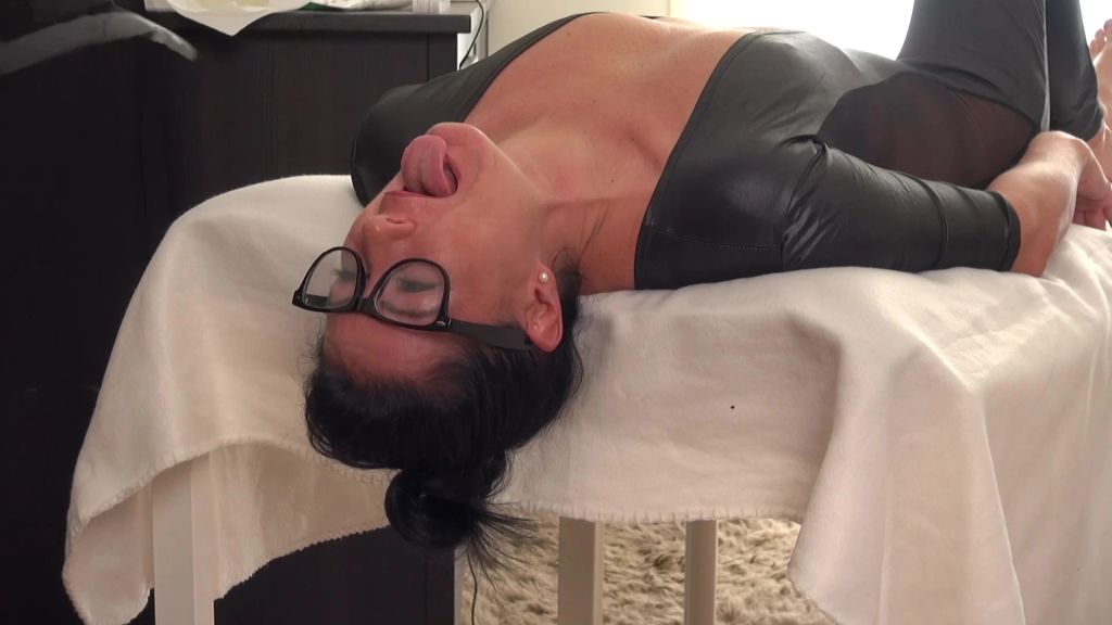 sexy foto nr. 3 von HINTEN ANSTELLEN! VORNE SPRITZEN! DER NÄCHSTE BITTE!