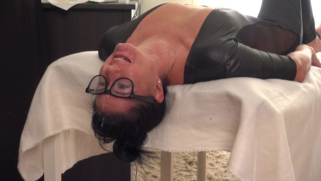 sexy foto nr. 9 von HINTEN ANSTELLEN! VORNE SPRITZEN! DER NÄCHSTE BITTE!