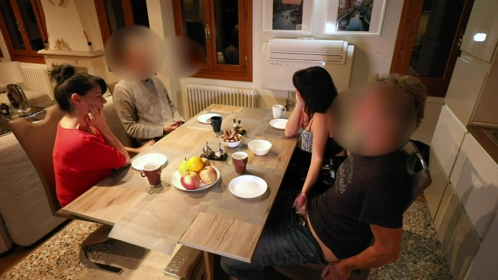 sexy foto nr. 2 von 18 Jährigen beim gemeinsamen Abendessen entjungfert