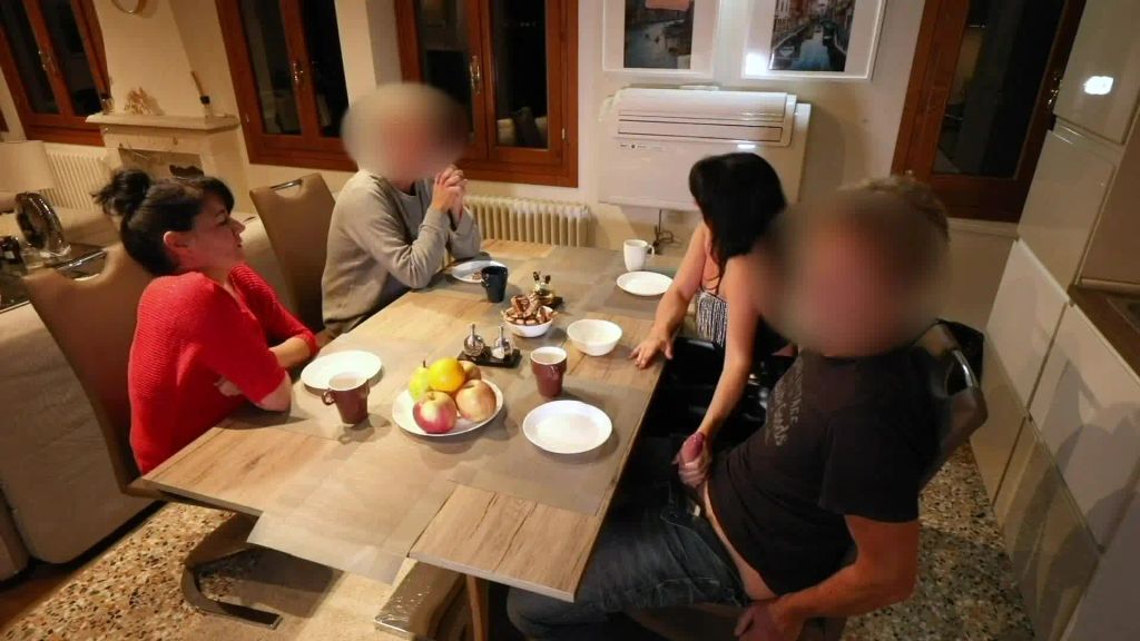 sexy foto nr. 3 von 18 Jährigen beim gemeinsamen Abendessen entjungfert