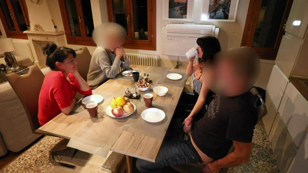 sexy foto nr. 7 von 18 Jährigen beim gemeinsamen Abendessen entjungfert