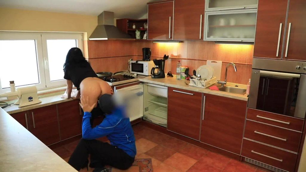 sexy foto nr. 2 von EHEMANN LUTSCHT HANDWERKER-CREAMPIE AUS DER LEDERFOTZE