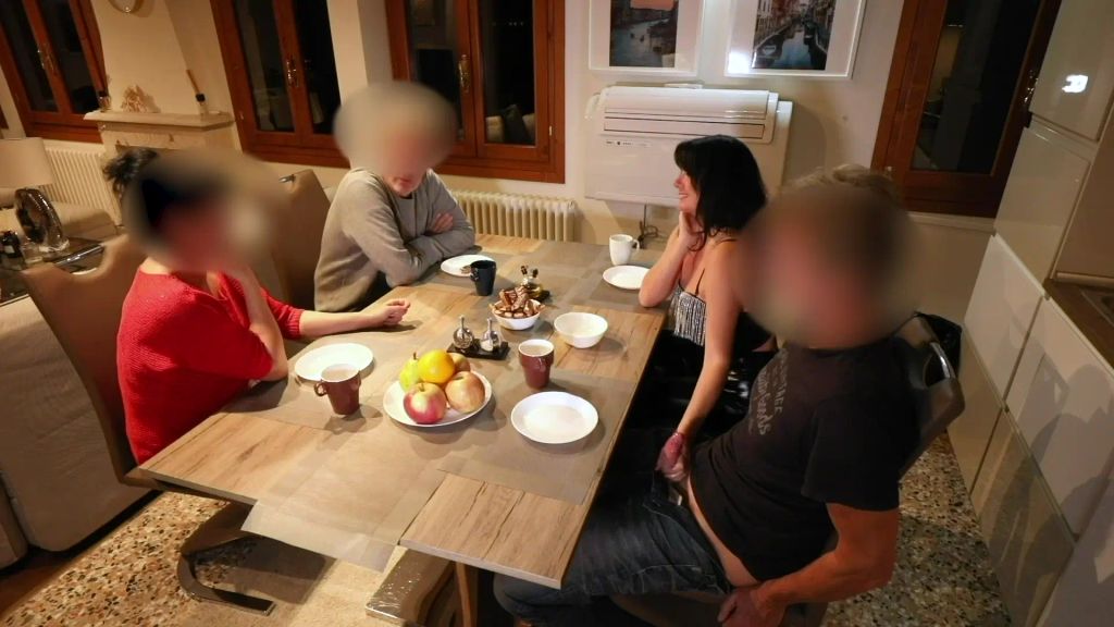 sexy foto nr. 7 von Beim Meeting heimlich abgewichst und zum Spritzen gebracht!