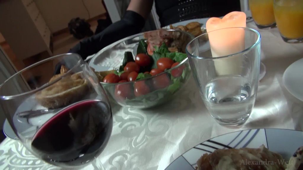 sexy foto nr. 1 von PUBLIC EXTREM! Heiße Leck- und Fick Orgie im Restaurant