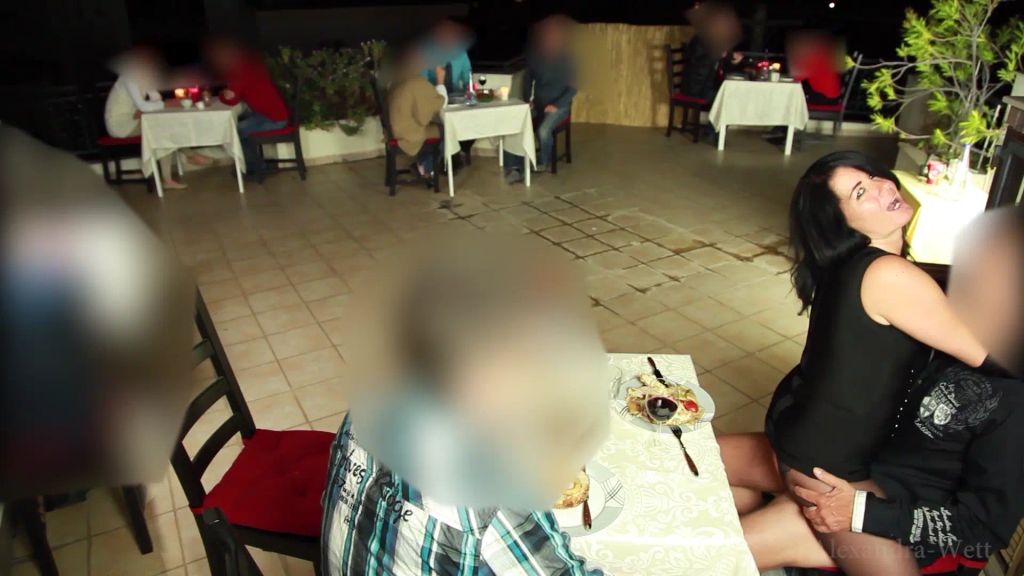 sexy foto nr. 4 von PUBLIC EXTREM! Heiße Leck- und Fick Orgie im Restaurant