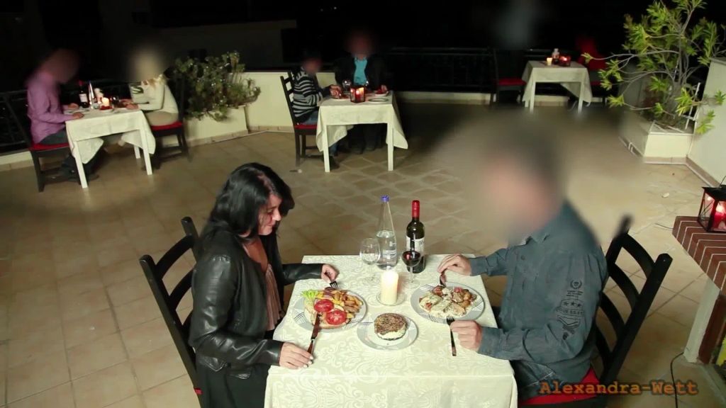 sexy foto nr. 7 von PUBLIC EXTREM! Heiße Leck- und Fick Orgie im Restaurant