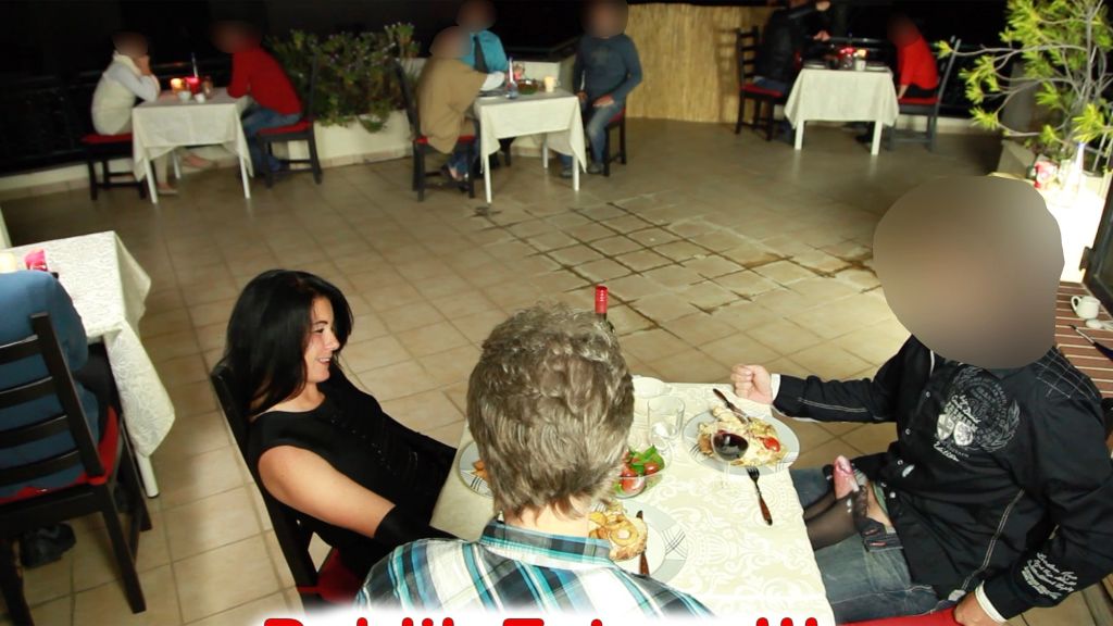 sexy foto nr. 10 von PUBLIC EXTREM! Heiße Leck- und Fick Orgie im Restaurant