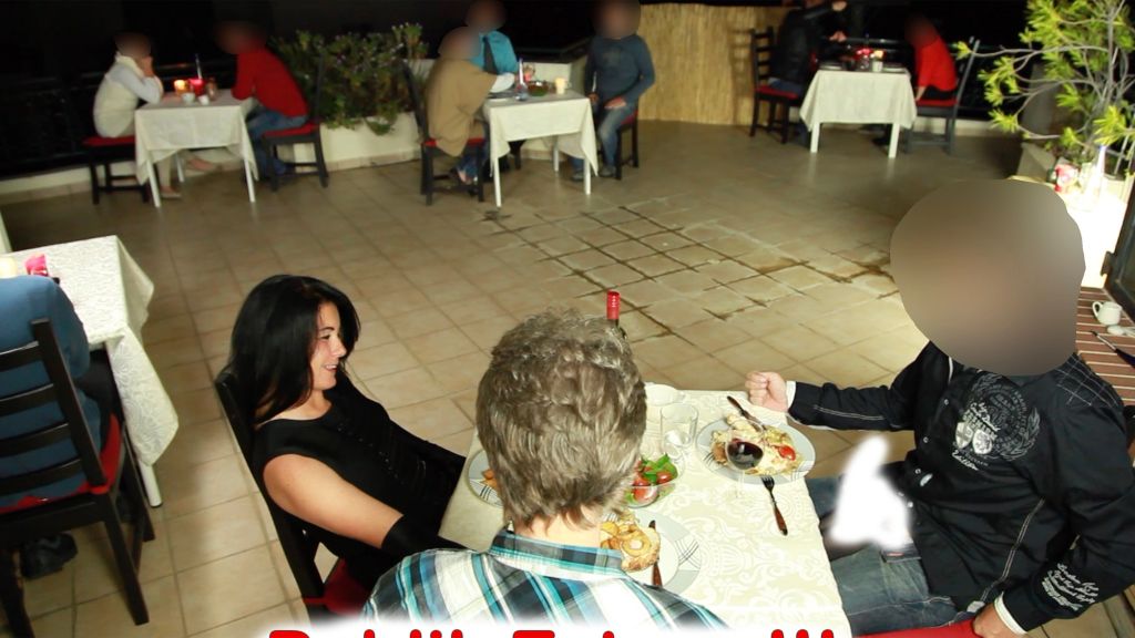 PUBLIC EXTREM! Heiße Leck- und Fick Orgie im Restaurant