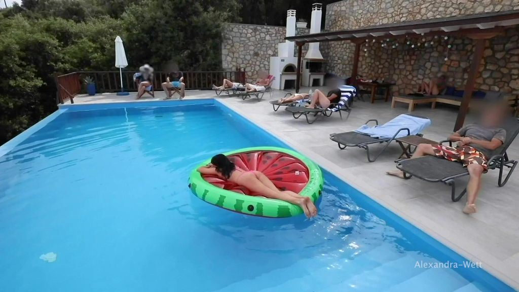 sexy foto nr. 2 von Publik! IM HOTELPOOL VOR ALLEN GÄSTEN GEFICKT!
