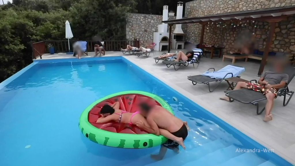sexy foto nr. 4 von Publik! IM HOTELPOOL VOR ALLEN GÄSTEN GEFICKT!