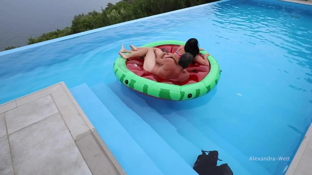 sexy foto nr. 5 von Publik! IM HOTELPOOL VOR ALLEN GÄSTEN GEFICKT!