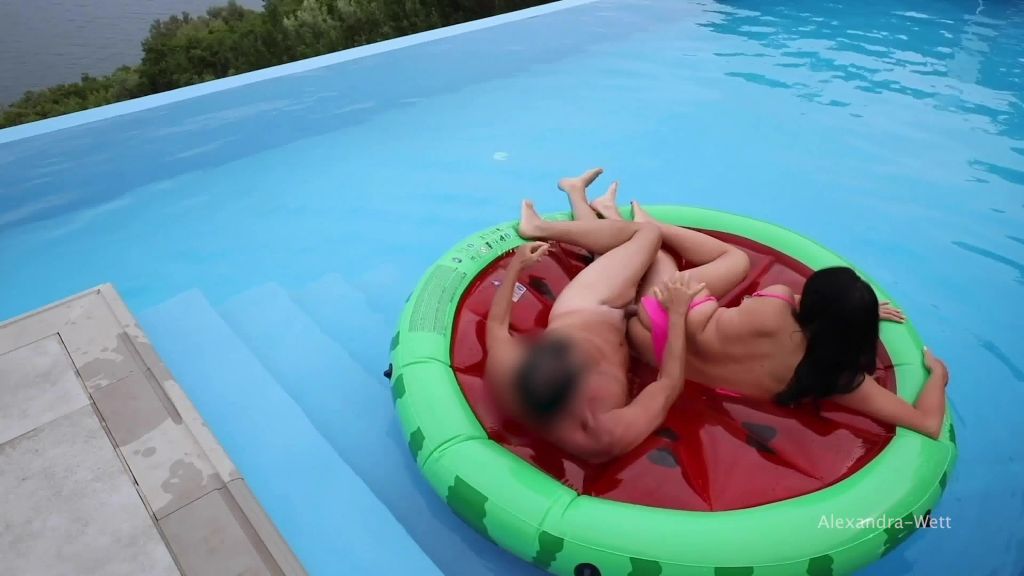 sexy foto nr. 7 von Publik! IM HOTELPOOL VOR ALLEN GÄSTEN GEFICKT!