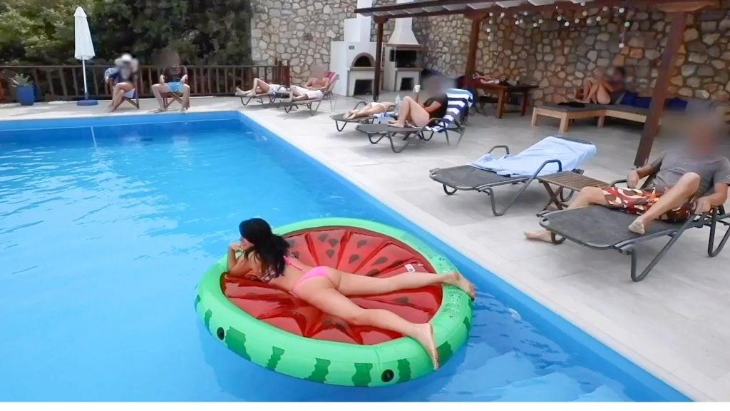 sexy foto nr. 10 von Publik! IM HOTELPOOL VOR ALLEN GÄSTEN GEFICKT!