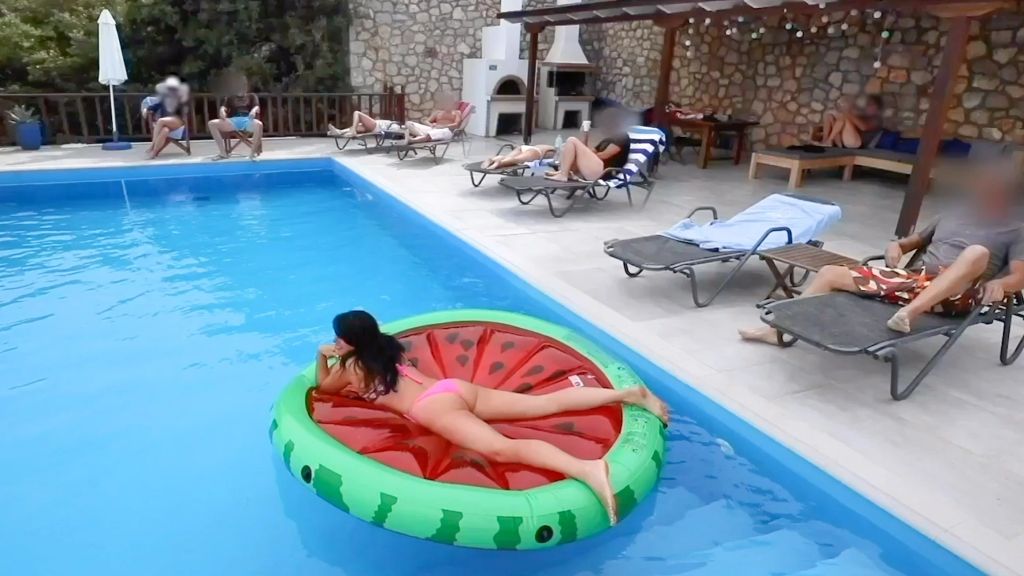 Publik! IM HOTELPOOL VOR ALLEN GÄSTEN GEFICKT!