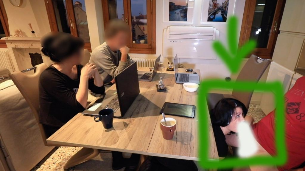 SCHAMLOS! AZUBI WIRD BEI DER KONFERENZ ZUM ORGASMUS GEBRACHT