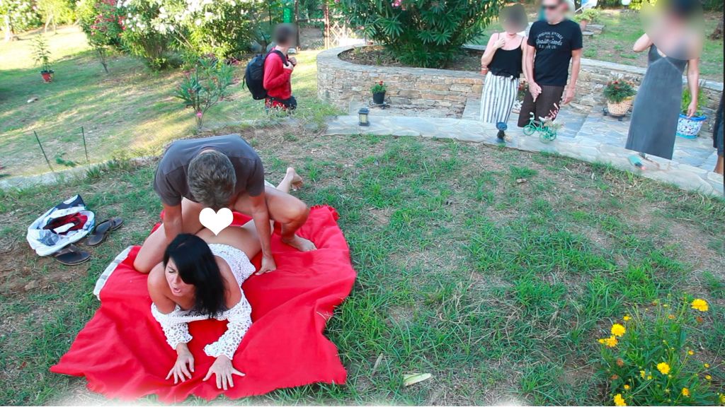 Public Sex auf der Wiese mit einem Fremden!  Arsch und Pussy