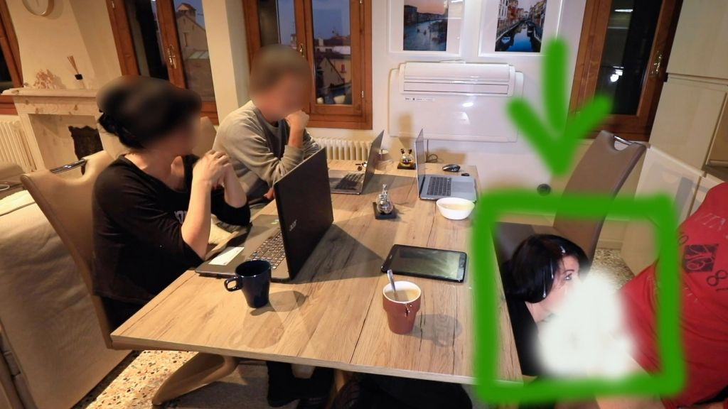 Vorschaubild 9 zum Video „SCHAMLOS! AZUBI BEIM KONFERENZ ZUM ORGASMUS GEBRACHT“