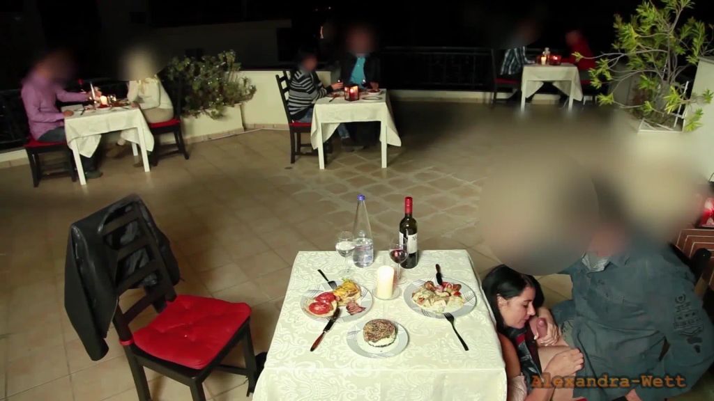 sexy foto nr. 2 von PUBLIK EXTREME! Gefickt mitten im Restaurant