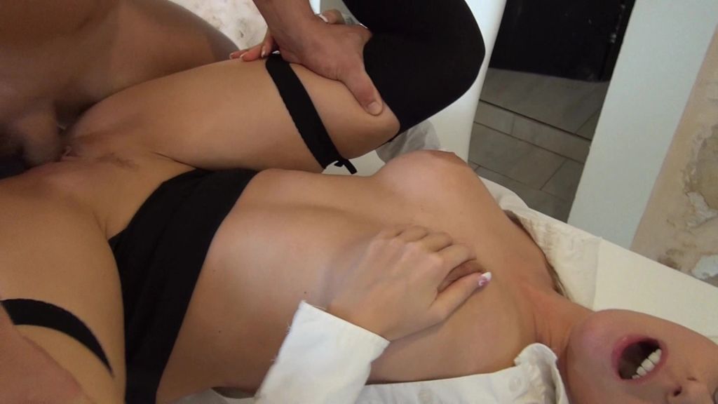 sexy foto nr. 9 von Bürotussi macht Beine breit für Gehaltserhöhung!!!