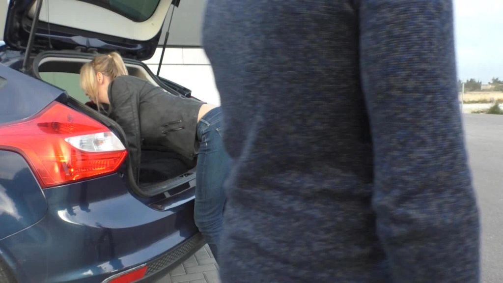 sexy foto nr. 1 von PISSFICK auf öffentlichem Parkplatz!!