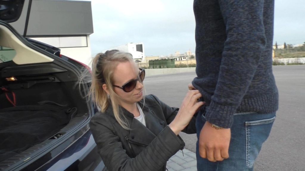 sexy foto nr. 2 von PISSFICK auf öffentlichem Parkplatz!!