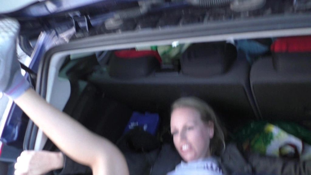 sexy foto nr. 7 von PISSFICK auf öffentlichem Parkplatz!!