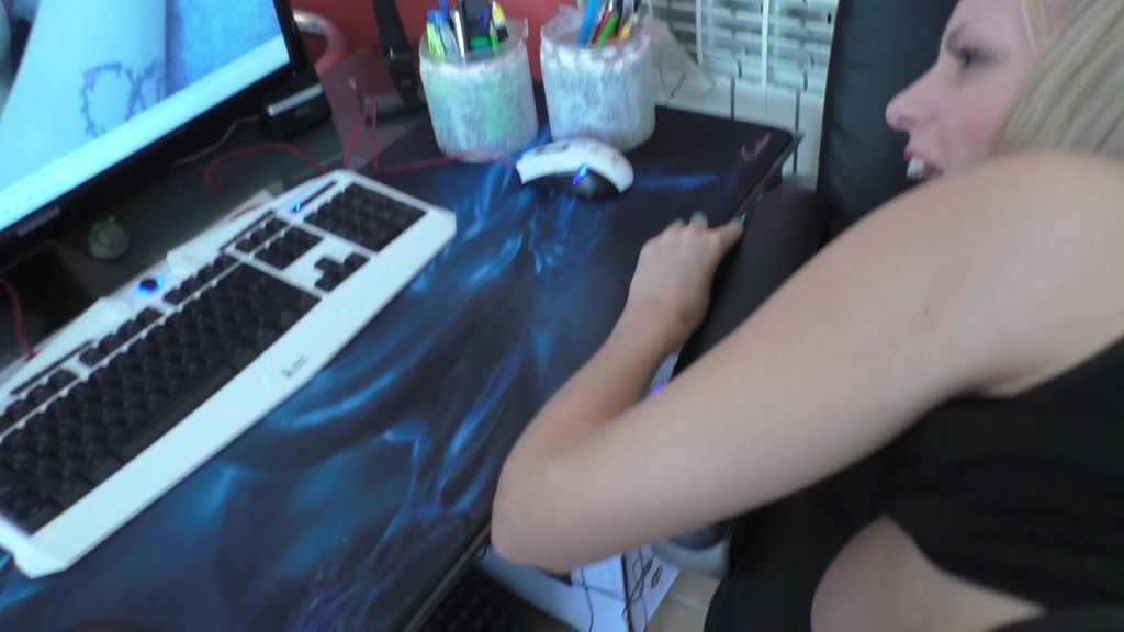 sexy foto nr. 7 von Fuck. Kollege entdeckt versautes Hobby der Büroschlampe