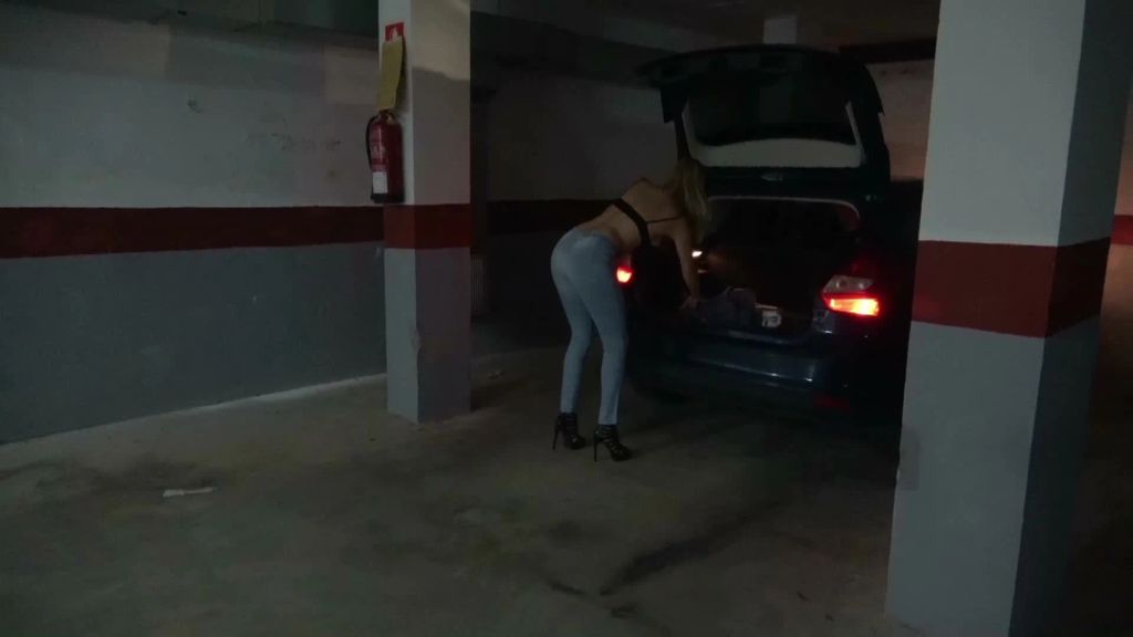 sexy foto nr. 1 von Geiler JEANSPISS im öffentlichen Parkhaus!!