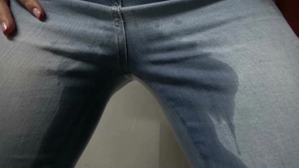 sexy foto nr. 6 von Geiler JEANSPISS im öffentlichen Parkhaus!!