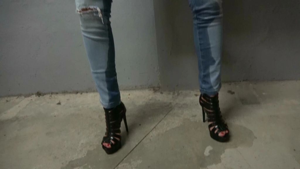 sexy foto nr. 7 von Geiler JEANSPISS im öffentlichen Parkhaus!!