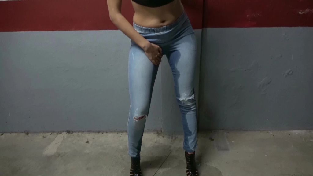 sexy foto nr. 8 von Geiler JEANSPISS im öffentlichen Parkhaus!!
