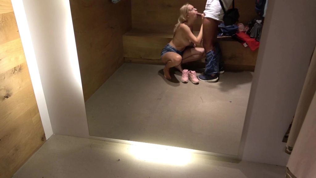 sexy foto nr. 5 von PUBLIC-Fick!! Monsterfacial in der UMKLEIDE!