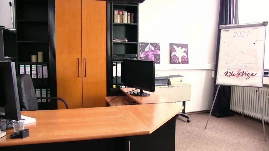 sexy foto nr. 1 von OMG. Büroschlampe vom XXL-Chefschwanz blank zerfickt!