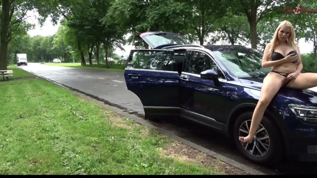 sexy foto nr. 10 von PUBLIC PISS !! Direkt an der Strasse vom Auto gepisst!