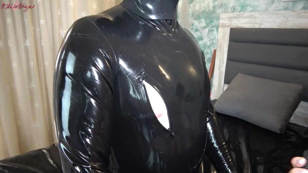 sexy foto nr. 4 von ANAL-ENTJUNGFERUNG für devoten User in LATEX!