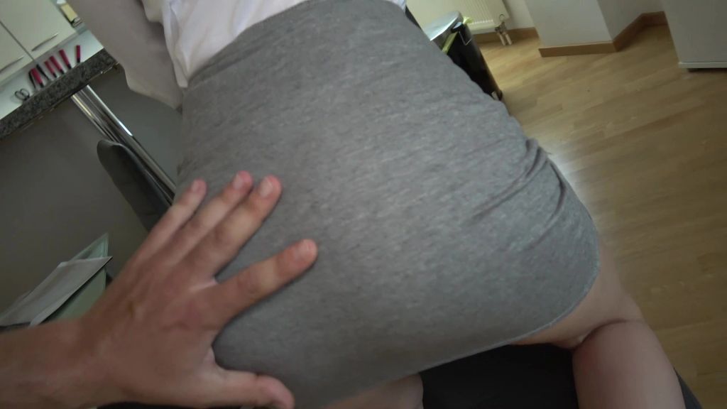 Vorschaubild 6 zum Video „Bewerbungsgespräch ? Chefin fickt neuen Mitarbeiter!“