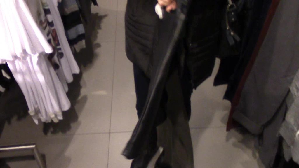 Vorschaubild 1 zum Video „PUBLiC.. im Laden gefickt + SPERMAFACE!“