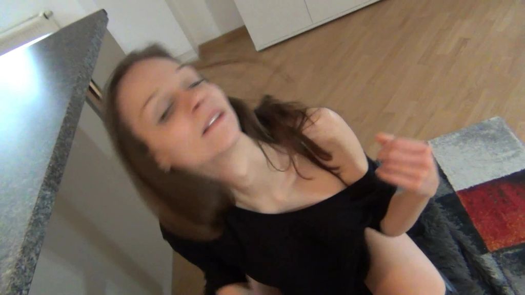 Vorschaubild 3 zum Video „Verklemmt? NachbarsBubi knallt hart mein Fötzchen!“