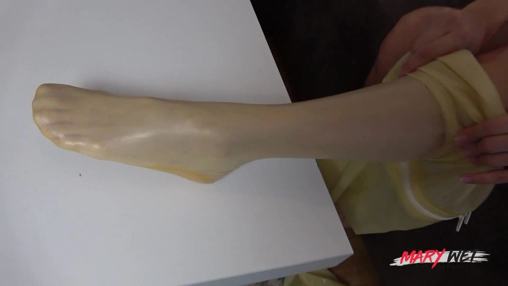 Vorschaubild 2 zum Video „Ein Träumchen in Latex und Nylons!“