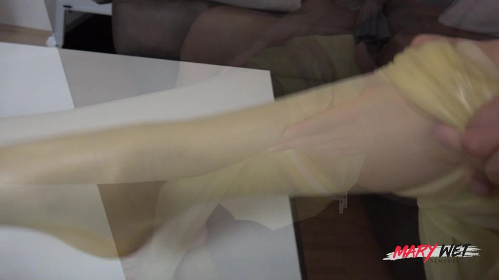 Vorschaubild 3 zum Video „Ein Träumchen in Latex und Nylons!“