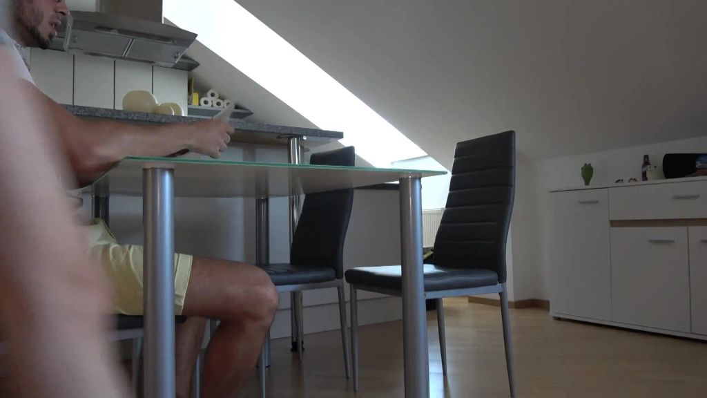 Vorschaubild 1 zum Video „Bewerbungsgespräch, Chefin fickt neuen Mitarbeiter!“