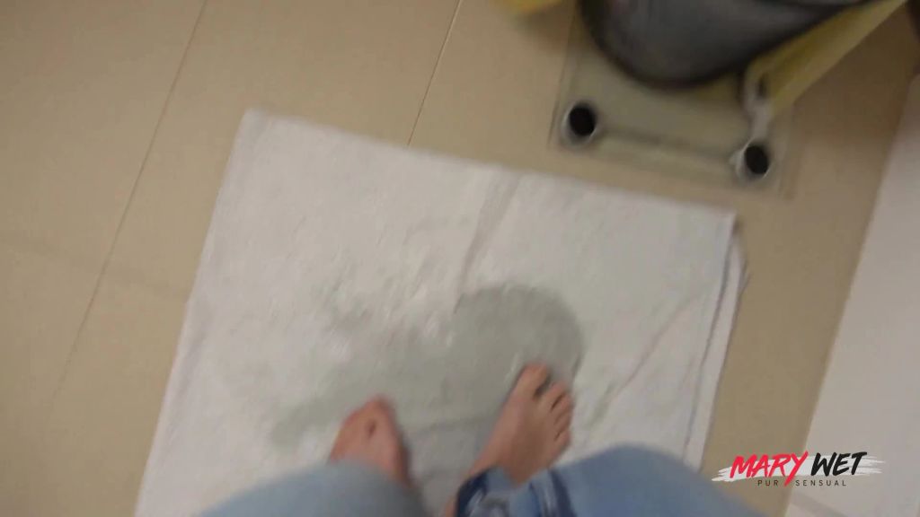 Vorschaubild 9 zum Video „Feuchtfröhlicher Jeanspiss - UNCUT!“