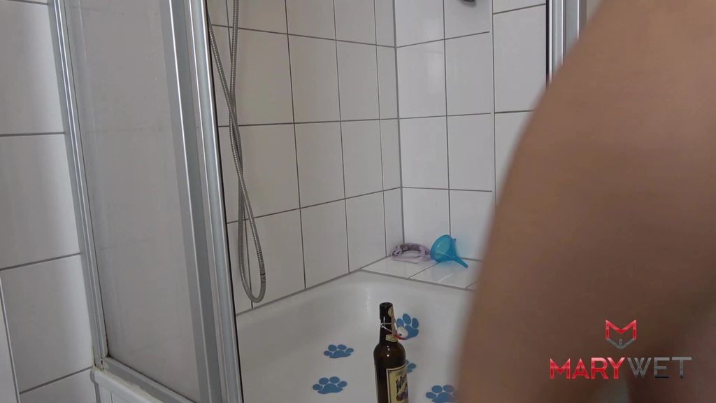 Vorschaubild 8 zum Video „DOPPELPISS – Zuerst ins Höschen, dann ins Fläschlein!“