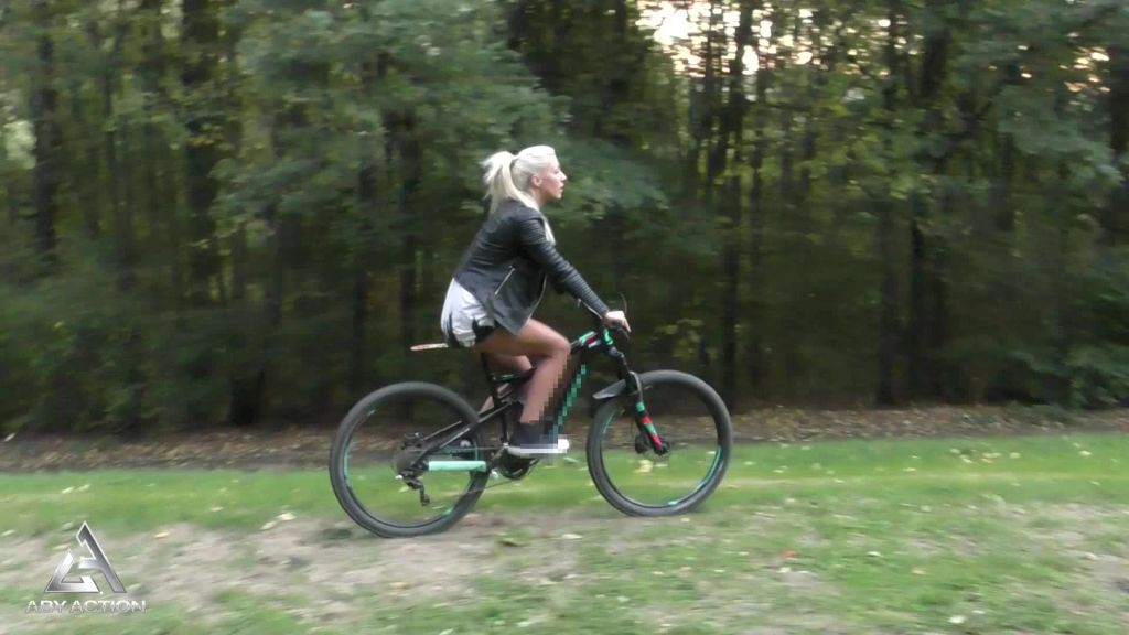 sexy foto nr. 2 von Dildoride mit Mountainbike