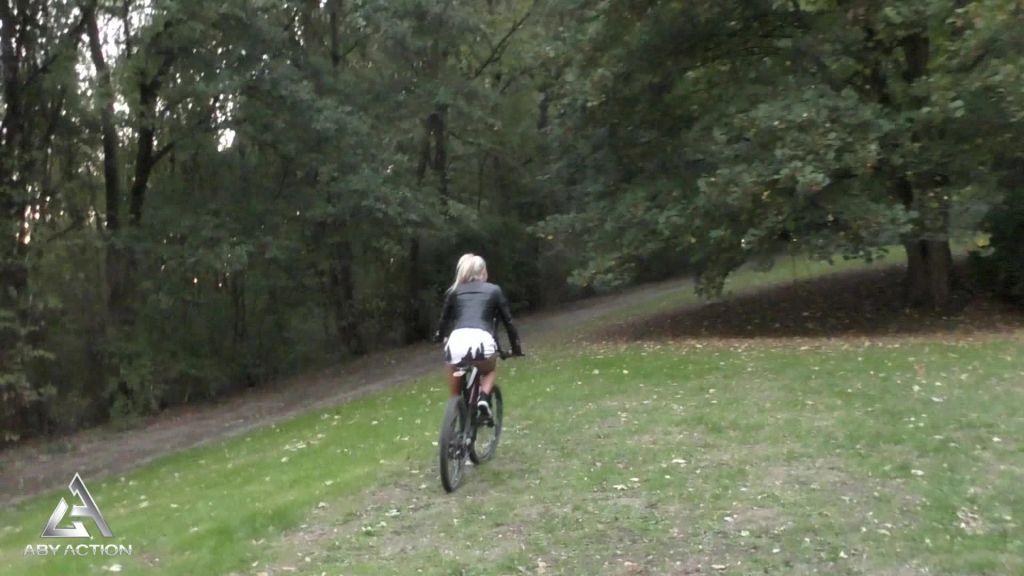 sexy foto nr. 9 von Dildoride mit Mountainbike